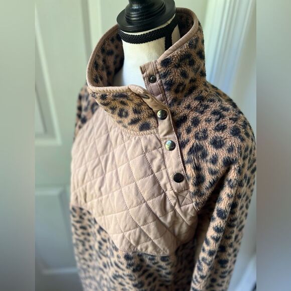 Abercrombie & Fitch Leopard Print Fleece Pullover with Quilted Detail Half-Zip - Picture 3 of 6